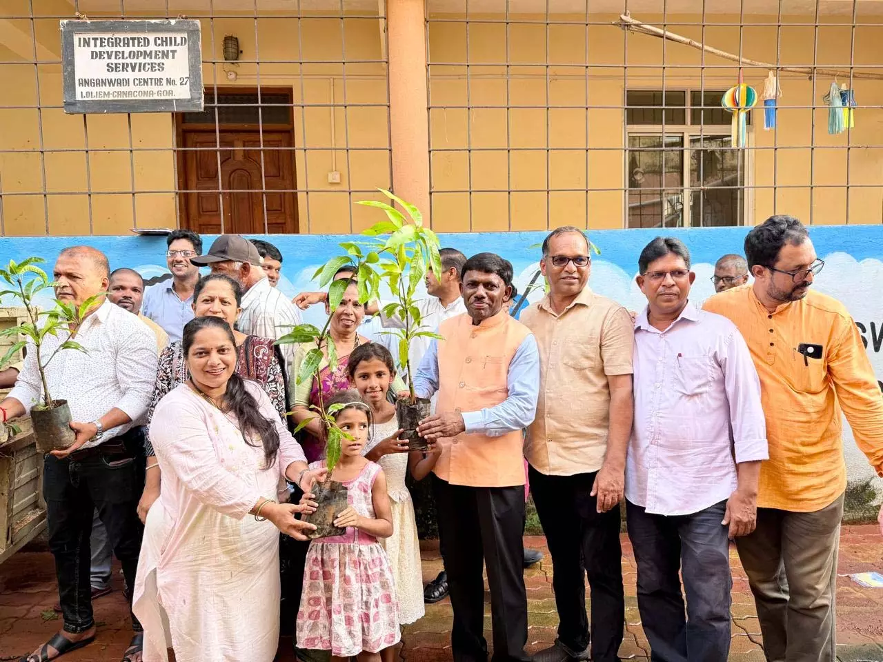 GOA: लोलिएम-पोलम प्यात में पौधारोपण अभियान चलाया गया, ग्रामीणों को पौधे सौंपे गए GOA: लोलिएम-पोलम प्यात में पौधारोपण अभियान चलाया गया, ग्रामीणों को पौधे सौंपे गए