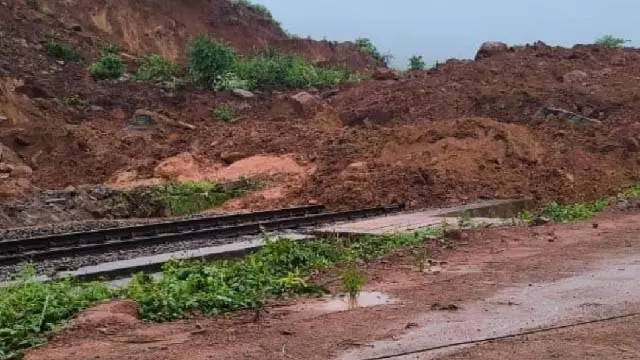 Odisha : के-के लाइन पर भूस्खलन से ट्रेन सेवाएं बाधित, कई ट्रेनें फंसी Odisha : के-के लाइन पर भूस्खलन से ट्रेन सेवाएं बाधित, कई ट्रेनें फंसी