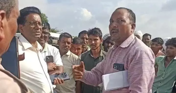 Bareilly: धांधली के आरोप में चकबंदी प्रक्रिया का विरोध Bareilly: धांधली के आरोप में चकबंदी प्रक्रिया का विरोध