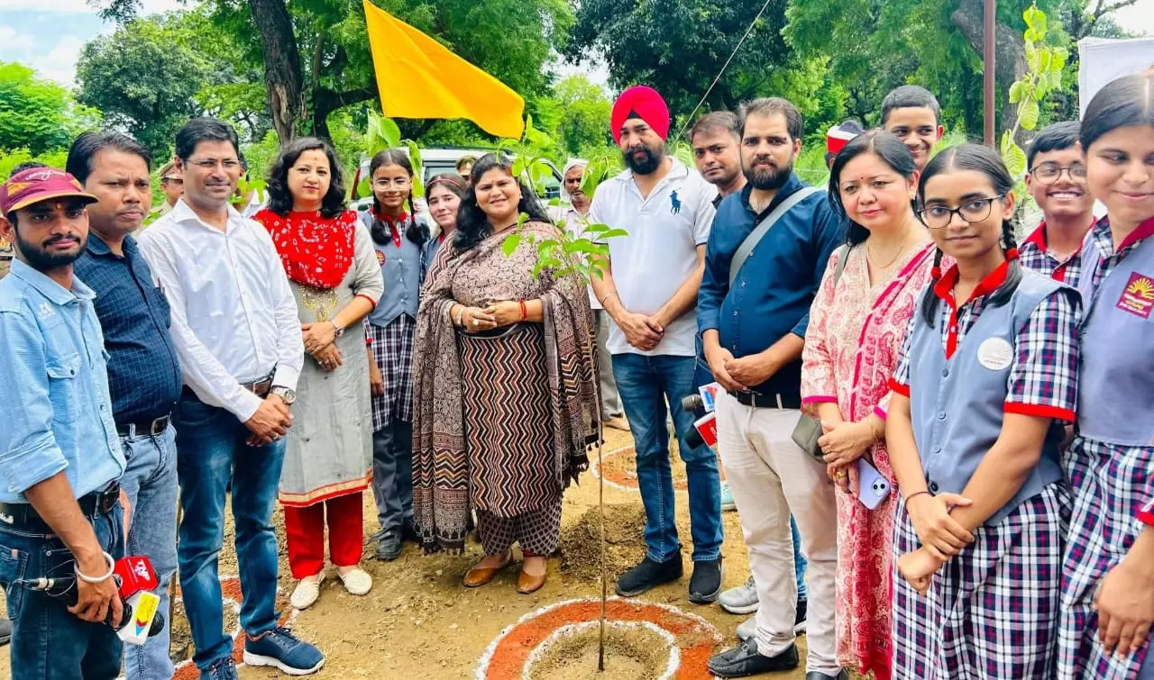 Bareilly: मंदिर में श्रद्धालुओं को पौधे देकर वन महोत्सव मनाया गया Bareilly: मंदिर में श्रद्धालुओं को पौधे देकर वन महोत्सव मनाया गया