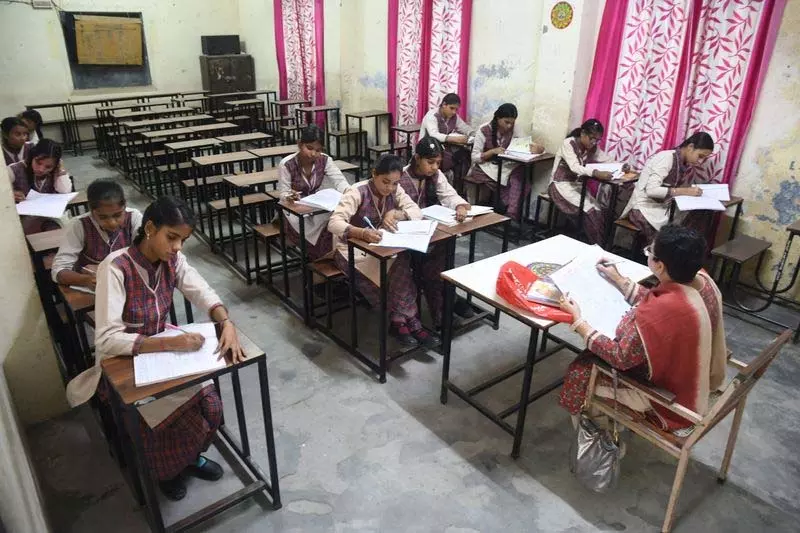 Ludhiana: एक महीने की गर्मी की छुट्टी के बाद फिर से खुल रहे स्कूलों में बारिश ने खलल डाला Ludhiana: एक महीने की गर्मी की छुट्टी के बाद फिर से खुल रहे स्कूलों में बारिश ने खलल डाला