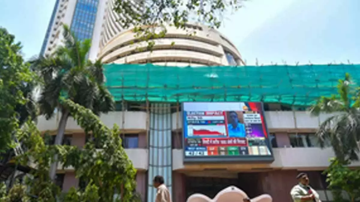 ट्रंप की टैरिफ डेडलाइन को लेकर निवेशकों के सतर्क रहने से सेंसेक्स और निफ्टी में गिरावट ट्रंप की टैरिफ डेडलाइन को लेकर निवेशकों के सतर्क रहने से सेंसेक्स और निफ्टी में गिरावट
