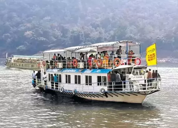 AP: देवीपटनम में गोदावरी नदी में बाढ़ का स्तर बढ़ने के कारण पापिकोंडालु बोट टूर स्थगित AP: देवीपटनम में गोदावरी नदी में बाढ़ का स्तर बढ़ने के कारण पापिकोंडालु बोट टूर स्थगित