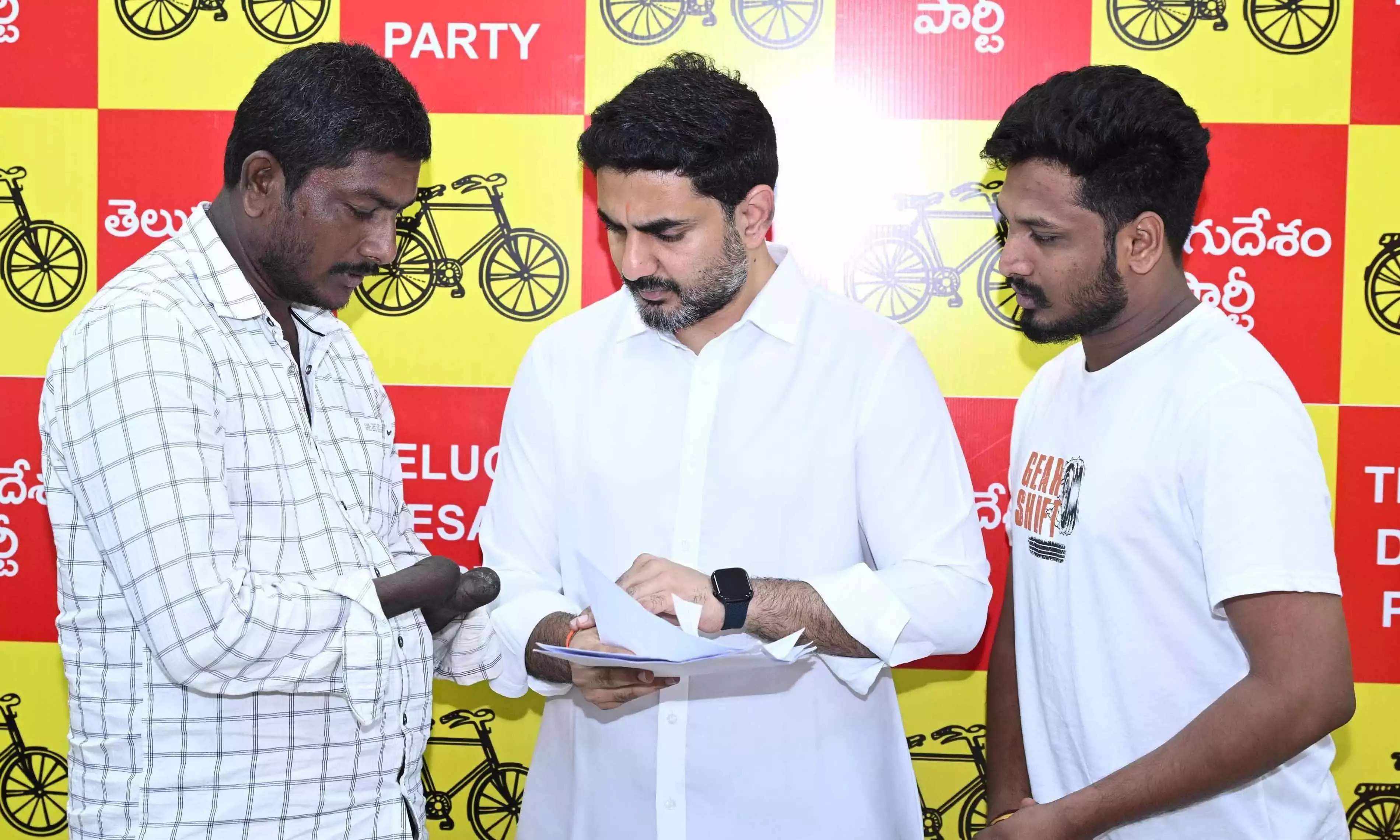 Lokesh ने प्रजा दरबार में लोगों की शिकायतों का समाधान करने का वादा किया Lokesh ने प्रजा दरबार में लोगों की शिकायतों का समाधान करने का वादा किया