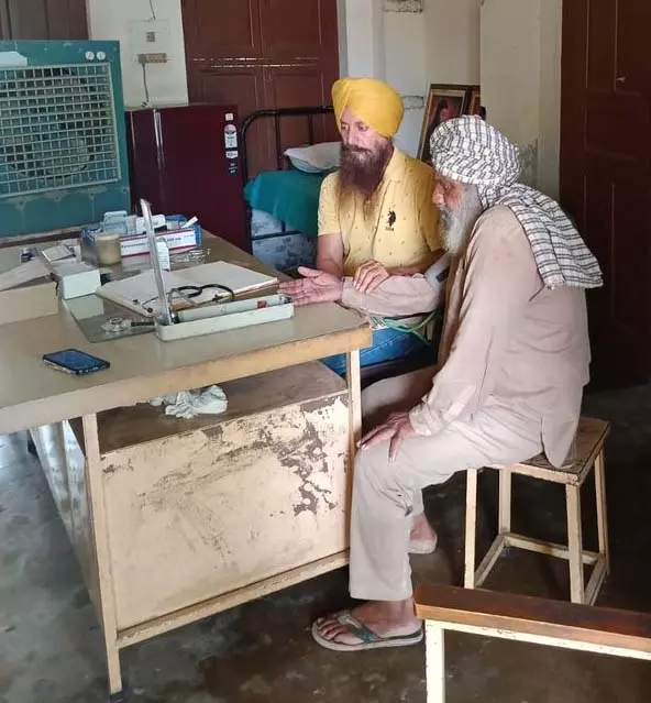 Ludhiana: डॉक्टर विहीन डिस्पेंसरी के कारण ग्रामीण चिकित्सा अधिकारी का इंतजार कर रहे Ludhiana: डॉक्टर विहीन डिस्पेंसरी के कारण ग्रामीण चिकित्सा अधिकारी का इंतजार कर रहे
