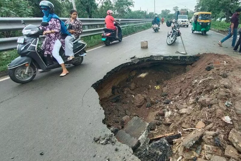 लगातार चौथे दिन भारी बारिश से Chandigarh की सड़कें क्षतिग्रस्त लगातार चौथे दिन भारी बारिश से Chandigarh की सड़कें क्षतिग्रस्त