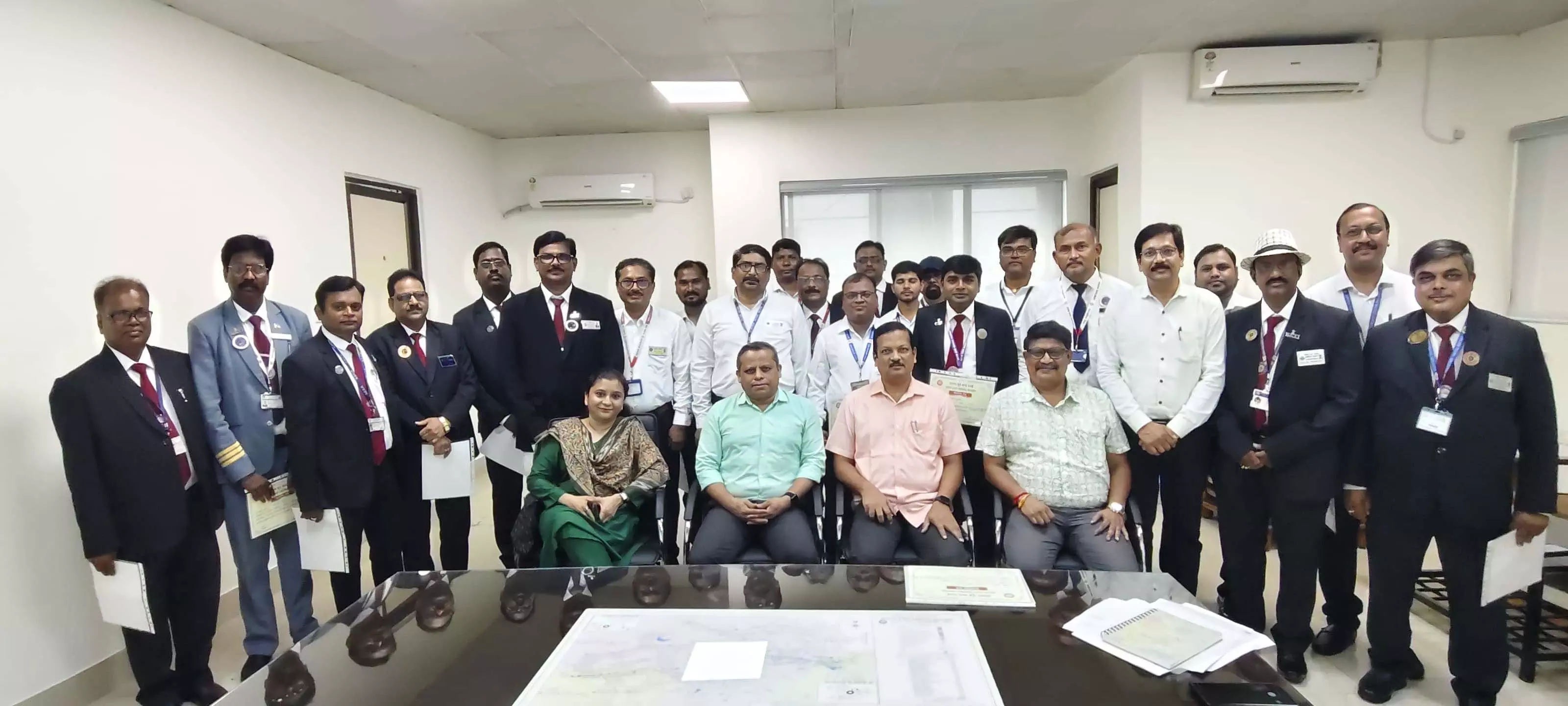 डिजिटलीकरण में अग्रणी कदम: दक्षिण पूर्व मध्य रेलवे ने टिकट चेकिंग और पार्सल स्टाफ को किया सम्मानित डिजिटलीकरण में अग्रणी कदम: दक्षिण पूर्व मध्य रेलवे ने टिकट चेकिंग और पार्सल स्टाफ को किया सम्मानित