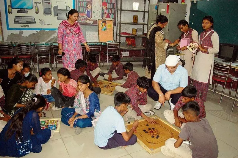 Amritsar: गर्मी की छुट्टियों के बाद सरकारी स्कूल में बच्चों के लिए मौज-मस्ती का दिन Amritsar: गर्मी की छुट्टियों के बाद सरकारी स्कूल में बच्चों के लिए मौज-मस्ती का दिन