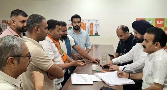 Jammu: नरेंद्र सिंह, राजीव भगत ने भाजपा मुख्यालय में लगाया जनता दरबार Jammu: नरेंद्र सिंह, राजीव भगत ने भाजपा मुख्यालय में लगाया जनता दरबार
