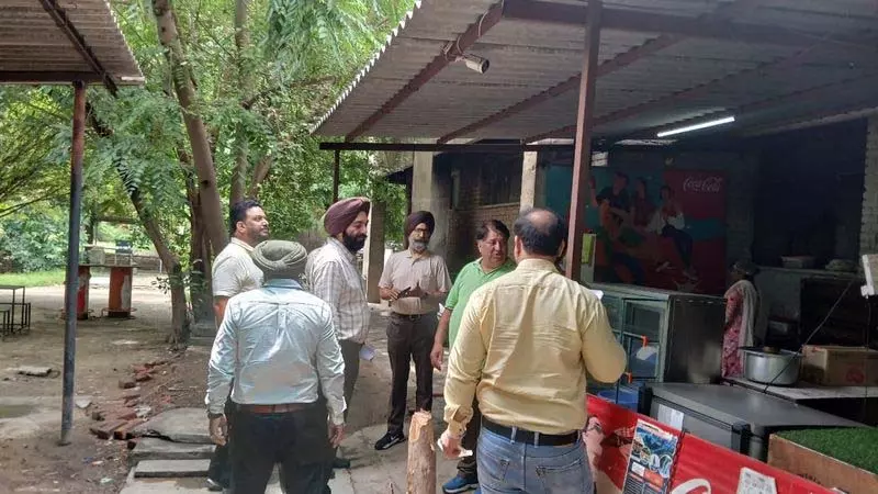 स्वच्छता सुनिश्चित करने के लिए GNDU कैंटीनों का औचक निरीक्षण स्वच्छता सुनिश्चित करने के लिए GNDU कैंटीनों का औचक निरीक्षण