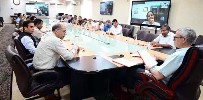 Jammu: हाउसबोट एसोसिएशन, डल निवासियों ने मुख्यमंत्री से मुलाकात की Jammu: हाउसबोट एसोसिएशन, डल निवासियों ने मुख्यमंत्री से मुलाकात की