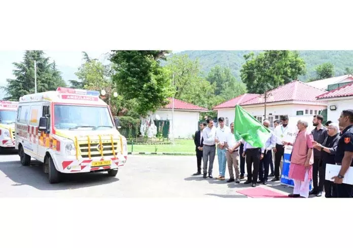 LG ने रामबन-अनंतनाग जिलों के अस्पतालों के लिए एंबुलेंस के बेड़े को हरी झंडी दिखाई LG ने रामबन-अनंतनाग जिलों के अस्पतालों के लिए एंबुलेंस के बेड़े को हरी झंडी दिखाई