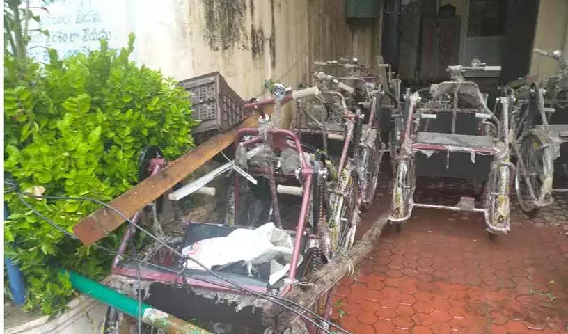 इधर-उधर पड़ी हैं अप्रयुक्त साइकिलें इधर-उधर पड़ी हैं अप्रयुक्त साइकिलें
