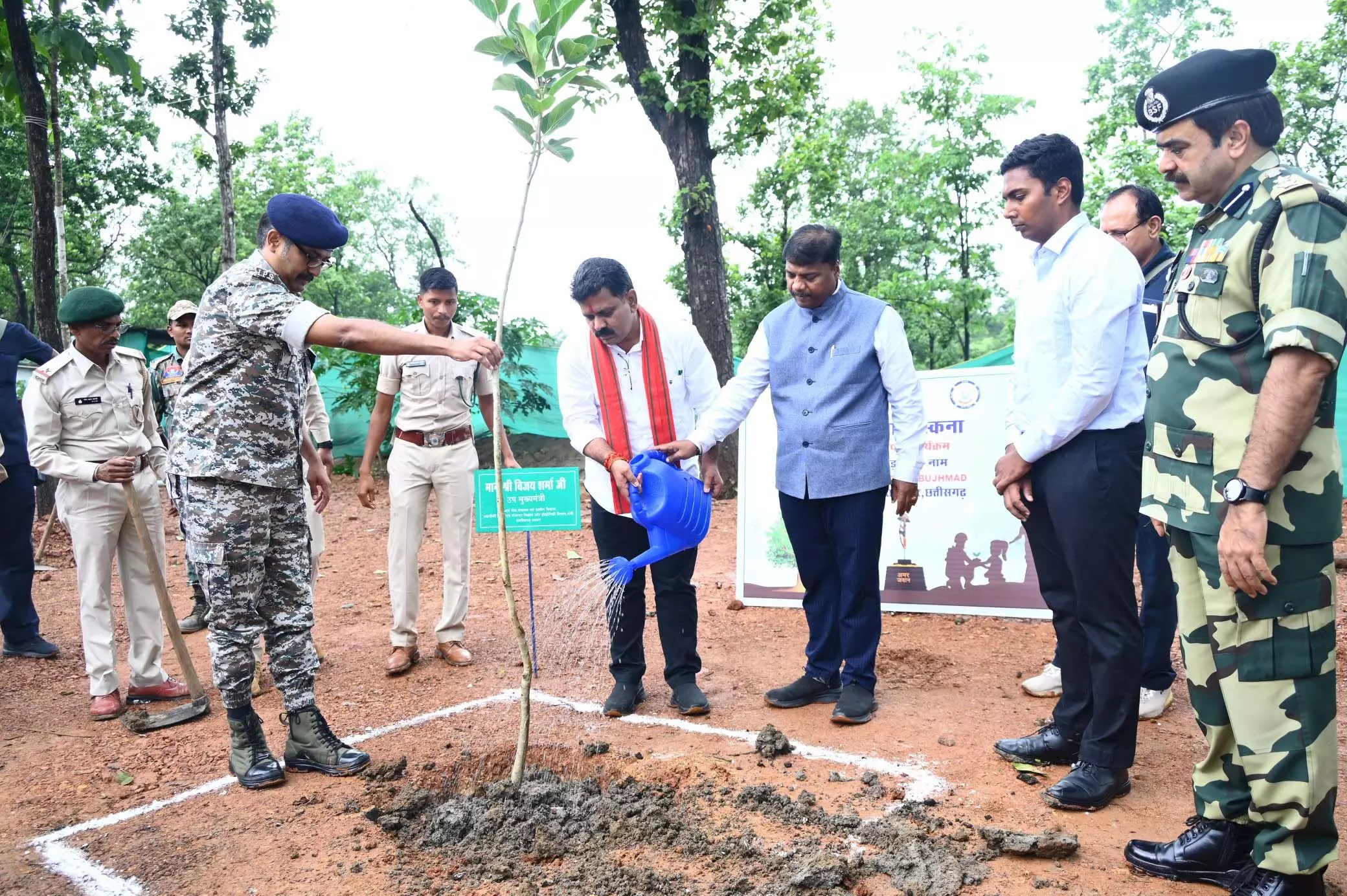 अबूझमाड़ में पहुंचे उपमुख्यमंत्री विजय शर्मा, वीर जवानों से आत्मीय संवाद व किया पौधारोपण अबूझमाड़ में पहुंचे उपमुख्यमंत्री विजय शर्मा, वीर जवानों से आत्मीय संवाद व किया पौधारोपण