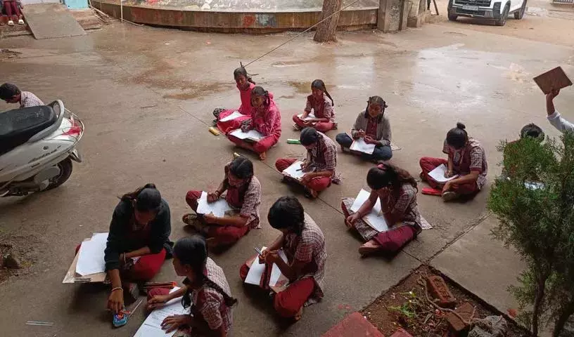 बदनगपेट के सरकारी स्कूल में बारिश में परीक्षा..! स्थानीय लोगों ने जताया गुस्सा बदनगपेट के सरकारी स्कूल में बारिश में परीक्षा..! स्थानीय लोगों ने जताया गुस्सा