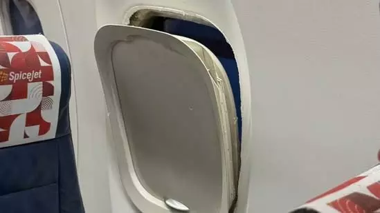 पुणे फ्लाइट में खिड़की का फ्रेम हवा में उखड़ा, SpiceJet ने दी सफाई पुणे फ्लाइट में खिड़की का फ्रेम हवा में उखड़ा, SpiceJet ने दी सफाई