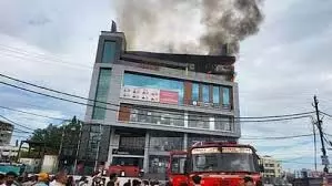 Patna : रेस्टोरेंट में लगी भीषण आग, दमकल की आठ गाड़ियों ने पाया काबू Patna : रेस्टोरेंट में लगी भीषण आग, दमकल की आठ गाड़ियों ने पाया काबू