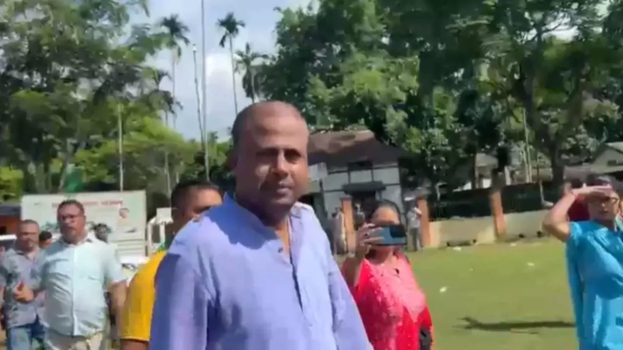 पंकज पाठक ने घुटनों के बल बैठकर लोगों से माफ़ी मांगी पंकज पाठक ने घुटनों के बल बैठकर लोगों से माफ़ी मांगी