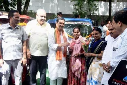 राज्यमंत्री तोखन साहू ने दो श्रमिक महिलाओं को सौंपी ई-रिक्शा की चाबी राज्यमंत्री तोखन साहू ने दो श्रमिक महिलाओं को सौंपी ई-रिक्शा की चाबी