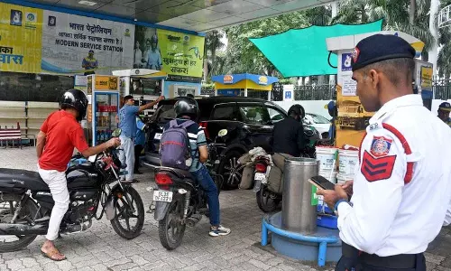 कड़ी सुरक्षा के बीच पुराने वाहनों पर ईंधन प्रतिबंध शुरू