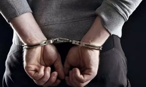CCTV में दिखे चोर के घर पुलिस की रेड, ढाई लाख कैश जेवरात और कार जब्त