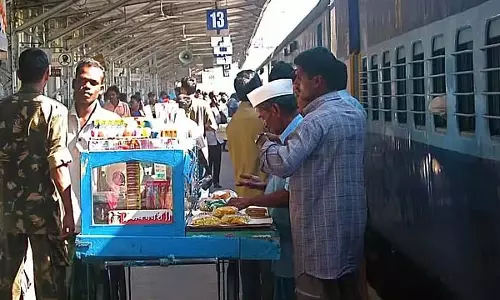 Karnataka : रेल यात्रीगण सावधान दोस्त बनकर लुटेरे खिला रहे खाना Karnataka : रेल यात्रीगण सावधान दोस्त बनकर लुटेरे खिला रहे खाना