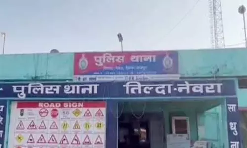 प्रधान पाठक की नजर महिला वॉशरूम पर थी, मोबाइल बरामद