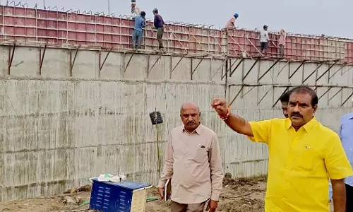 बुडामेरु नहर के टूटे हुए हिस्से को रिकॉर्ड समय में पाट दिया: Minister Ramanaidu बुडामेरु नहर के टूटे हुए हिस्से को रिकॉर्ड समय में पाट दिया: Minister Ramanaidu