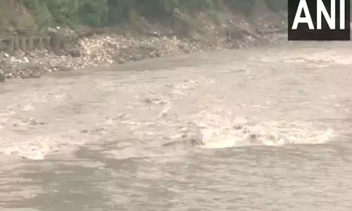 Mandi में भारी बारिश के बाद ब्यास नदी में भीषण बाढ़ आई Mandi में भारी बारिश के बाद ब्यास नदी में भीषण बाढ़ आई