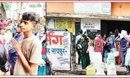 गंदगी से घिरी एक कमरे की राशन दुकान, बारिश से भी बचाव नहीं गंदगी से घिरी एक कमरे की राशन दुकान, बारिश से भी बचाव नहीं