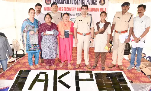Anakapalle जिला पुलिस ने 1.20 करोड़ रुपये मूल्य के मोबाइल फोन बरामद किए Anakapalle जिला पुलिस ने 1.20 करोड़ रुपये मूल्य के मोबाइल फोन बरामद किए