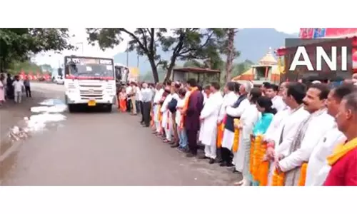 उपराज्यपाल मनोज सिन्हा ने Amarnath Yatra के तीर्थयात्रियों के पहले जत्थे को हरी झंडी दिखाई