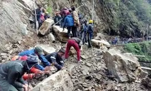 Uttarakhand: यात्रा मार्ग पर फंसे 700 यात्रियों को सुरक्षित निकाला गया, बादल फटने से कई जगह बंद हो गया था Uttarakhand: यात्रा मार्ग पर फंसे 700 यात्रियों को सुरक्षित निकाला गया, बादल फटने से कई जगह बंद हो गया था