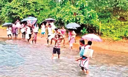 Odisha : पुल और सड़कों की कमी के कारण कठिनाइयों का सामना करना पड़ रहा Odisha : पुल और सड़कों की कमी के कारण कठिनाइयों का सामना करना पड़ रहा
