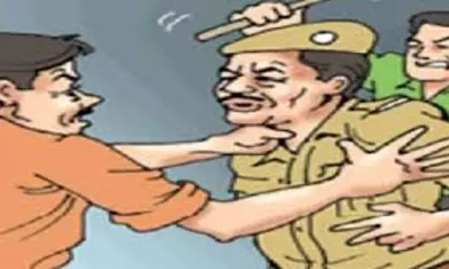 Lucknow: दरोगा को चौराहे पर पीटा, वर्दी फाड़ने की घटना Lucknow: दरोगा को चौराहे पर पीटा, वर्दी फाड़ने की घटना