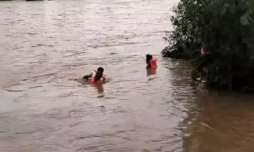 कोटवार की तलाश जारी, नदी पार करते समय बहा