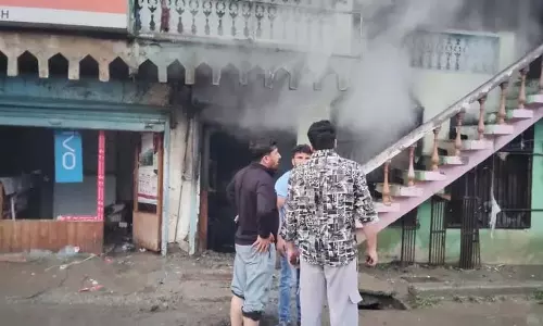 Kangan मुख्य बाजार में आग, कई दुकानें क्षतिग्रस्त Kangan मुख्य बाजार में आग, कई दुकानें क्षतिग्रस्त