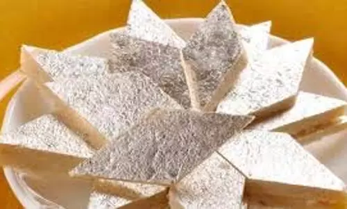 Recipe: हरियाली तीज पर अपनों को करें खुश, घर पर बनाएं स्वादिष्ट काजू कतली, जानें रेसिपी Recipe: हरियाली तीज पर अपनों को करें खुश, घर पर बनाएं स्वादिष्ट काजू कतली, जानें रेसिपी