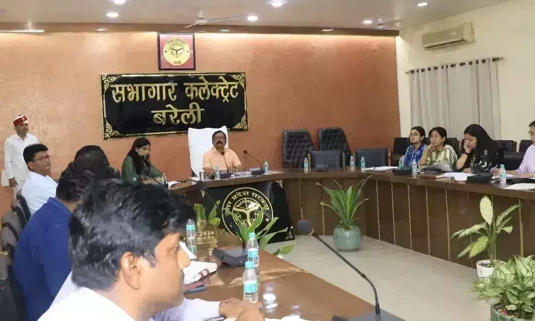 Bareilly: डीएम अविनाश सिंह करोड़पति दीदी योजना की धीमी रफ्तार पर सख्त