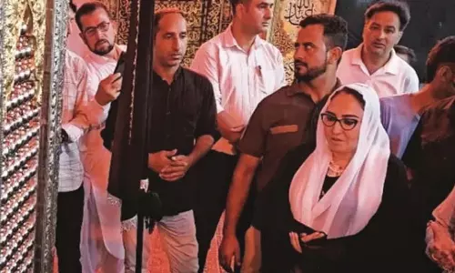डॉ. दरख्शां ने मुहर्रम तैयारियों का जायजा लेने इमामबाड़ा का दौरा किया डॉ. दरख्शां ने मुहर्रम तैयारियों का जायजा लेने इमामबाड़ा का दौरा किया