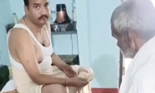 Jalaun: रिश्वत लेते लेखपाल का भंडाफोड़, डीएम की कार्रवाई Jalaun: रिश्वत लेते लेखपाल का भंडाफोड़, डीएम की कार्रवाई