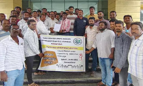 Tumkur : समान वेतन की मांग को लेकर भूमि सर्वेक्षणकर्ताओं ने किया प्रदर्शन