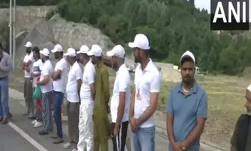 Pahalgam आतंकी हमले के कुछ सप्ताह बाद स्थानीय लोगों ने तीर्थयात्रियों का स्वागत किया Pahalgam आतंकी हमले के कुछ सप्ताह बाद स्थानीय लोगों ने तीर्थयात्रियों का स्वागत किया