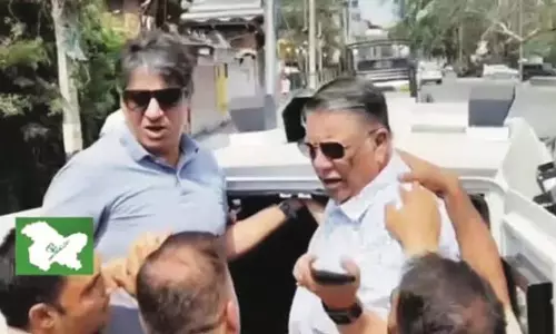 समस्याओं के समाधान न होने पर पीडीपी नेताओं और कार्यकर्ताओं का विरोध प्रदर्शन समस्याओं के समाधान न होने पर पीडीपी नेताओं और कार्यकर्ताओं का विरोध प्रदर्शन
