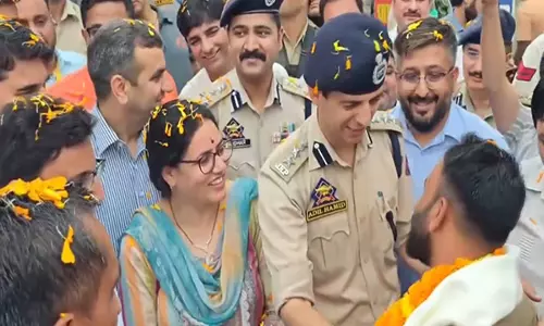 अमरनाथ यात्रा के तीर्थयात्रियों का पहला जत्था चंद्रकोट में लंगर स्थल पर पहुंचा, गर्मजोशी से स्वागत किया गया अमरनाथ यात्रा के तीर्थयात्रियों का पहला जत्था चंद्रकोट में लंगर स्थल पर पहुंचा, गर्मजोशी से स्वागत किया गया
