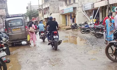 मुख्य सड़क पर गड्ढे: वाहन चालकों का विरोध प्रदर्शन मुख्य सड़क पर गड्ढे: वाहन चालकों का विरोध प्रदर्शन