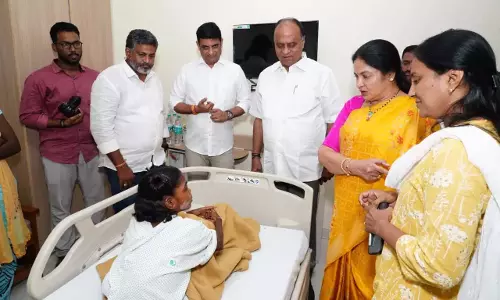 Andhra: वेमिरेड्डी दम्पति ने हमले की पीड़िता को सहायता का आश्वासन दिया Andhra: वेमिरेड्डी दम्पति ने हमले की पीड़िता को सहायता का आश्वासन दिया