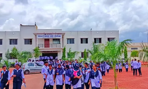 Bagalkot : सरकारी कॉलेज में पहली कक्षा में प्रवेश के लिए लगी कतार Bagalkot : सरकारी कॉलेज में पहली कक्षा में प्रवेश के लिए लगी कतार