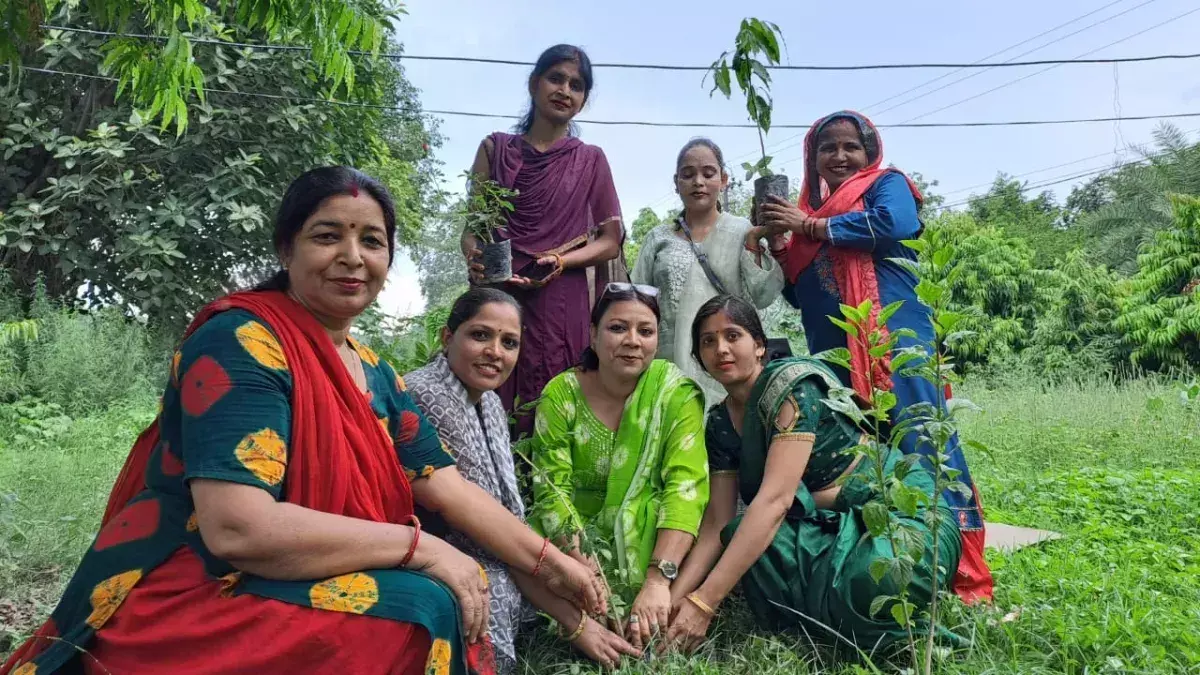 Badaun: राष्ट्रीय अध्यक्ष के जन्मदिन पर नूर अफशा और कार्यकर्ताओं ने मनाई खुशी