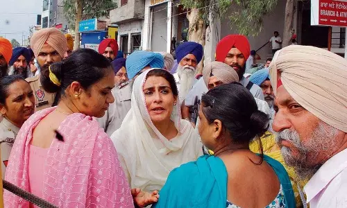 विजिलेंस टीम ने कड़ी सुरक्षा के बीच Bikram Majitha कार्यालय पर छापा मारा विजिलेंस टीम ने कड़ी सुरक्षा के बीच Bikram Majitha कार्यालय पर छापा मारा